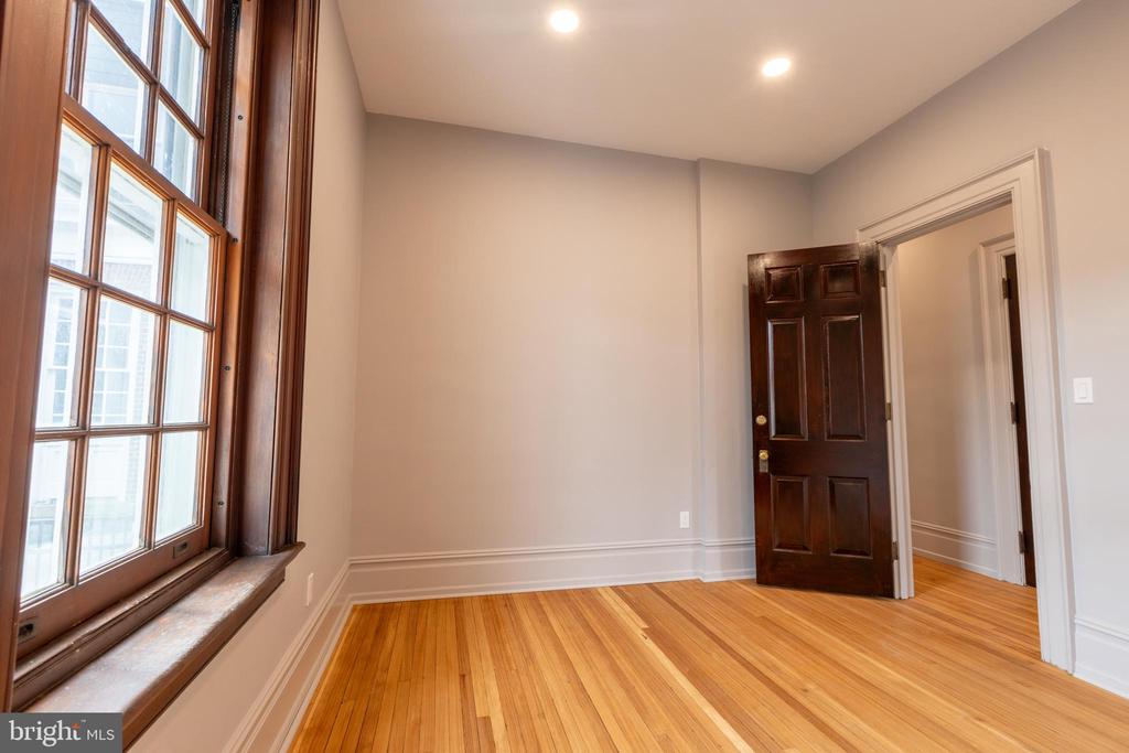214 SPRING GARDEN ST #2B
