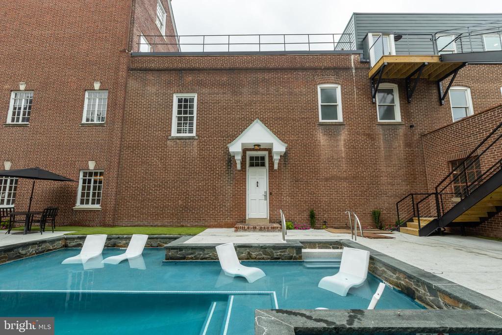 214 SPRING GARDEN ST #2B