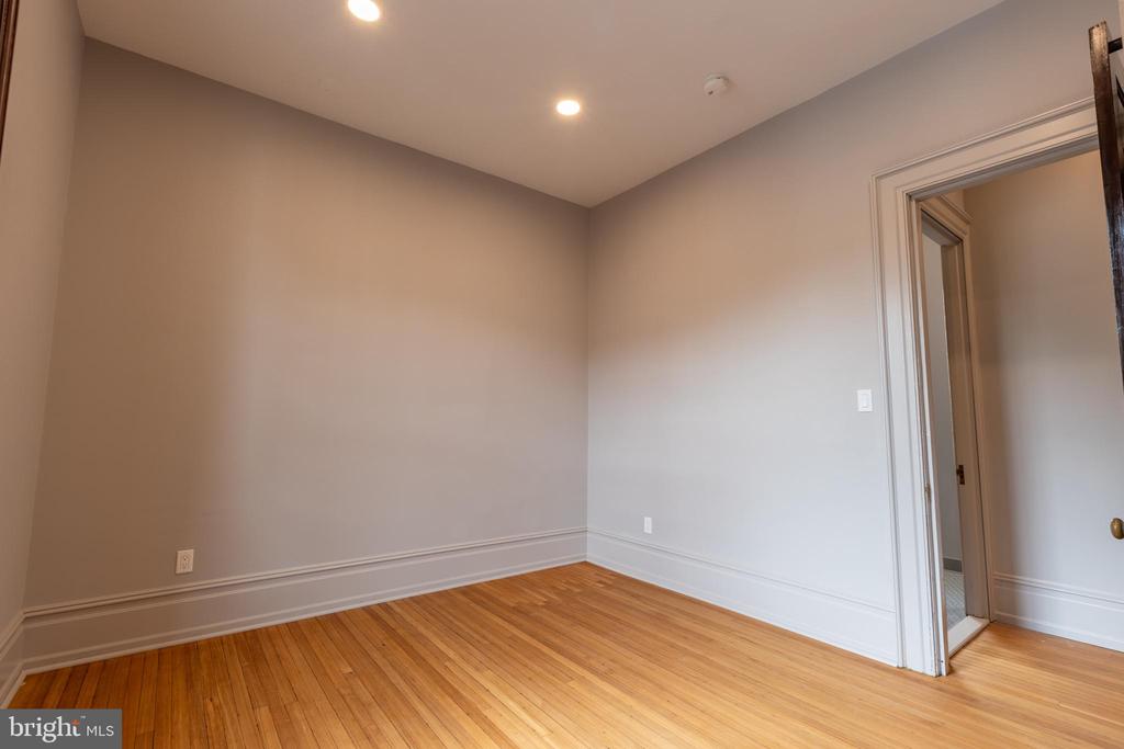 214 SPRING GARDEN ST #2B