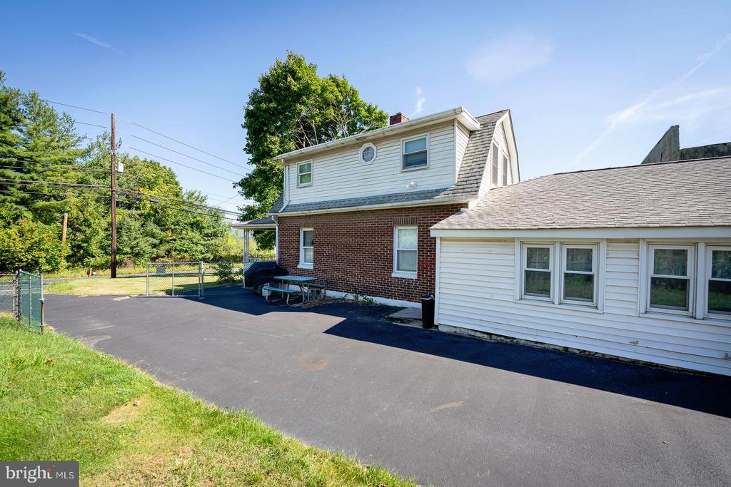 2270 Easton Rd