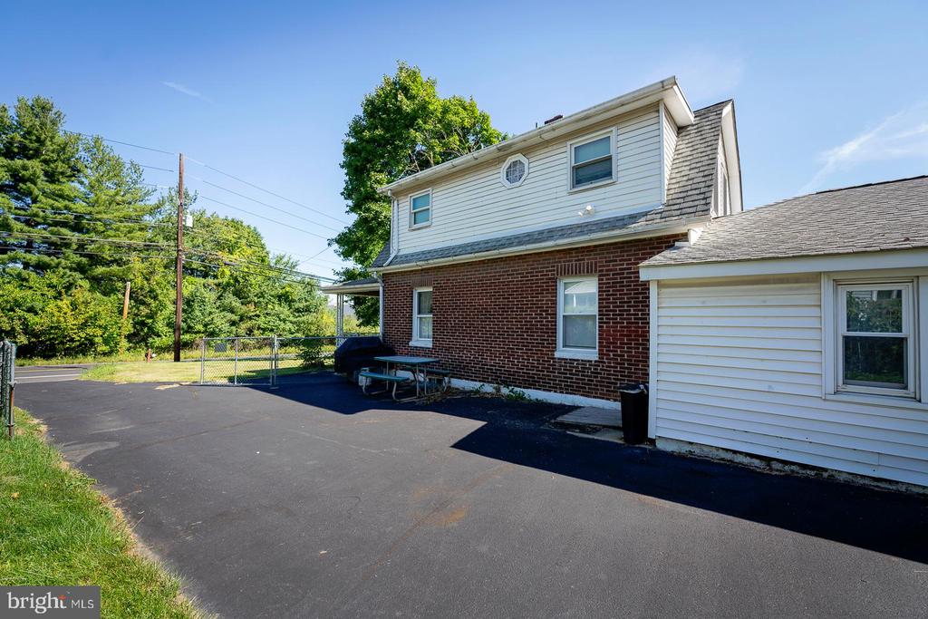 2270 Easton Rd