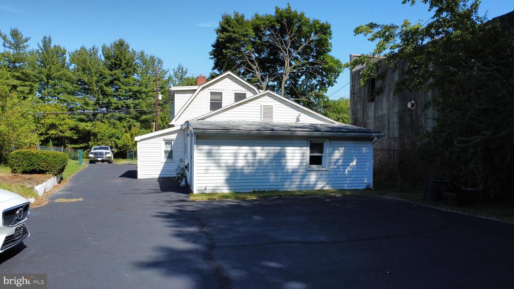 2270 Easton Rd