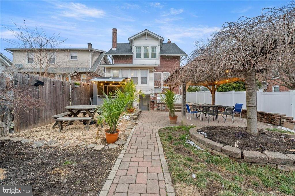 2122 LINCOLN