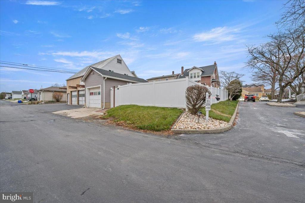 2122 LINCOLN
