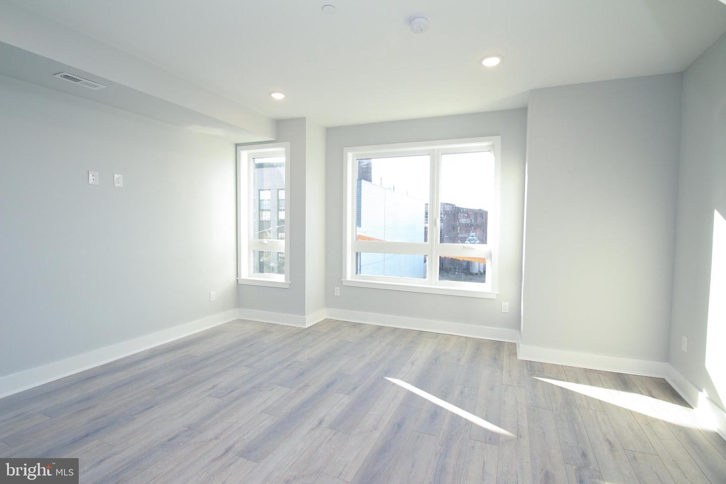 2423 Frankford AVENUE Unit: 3 (3RD FL FRONT)