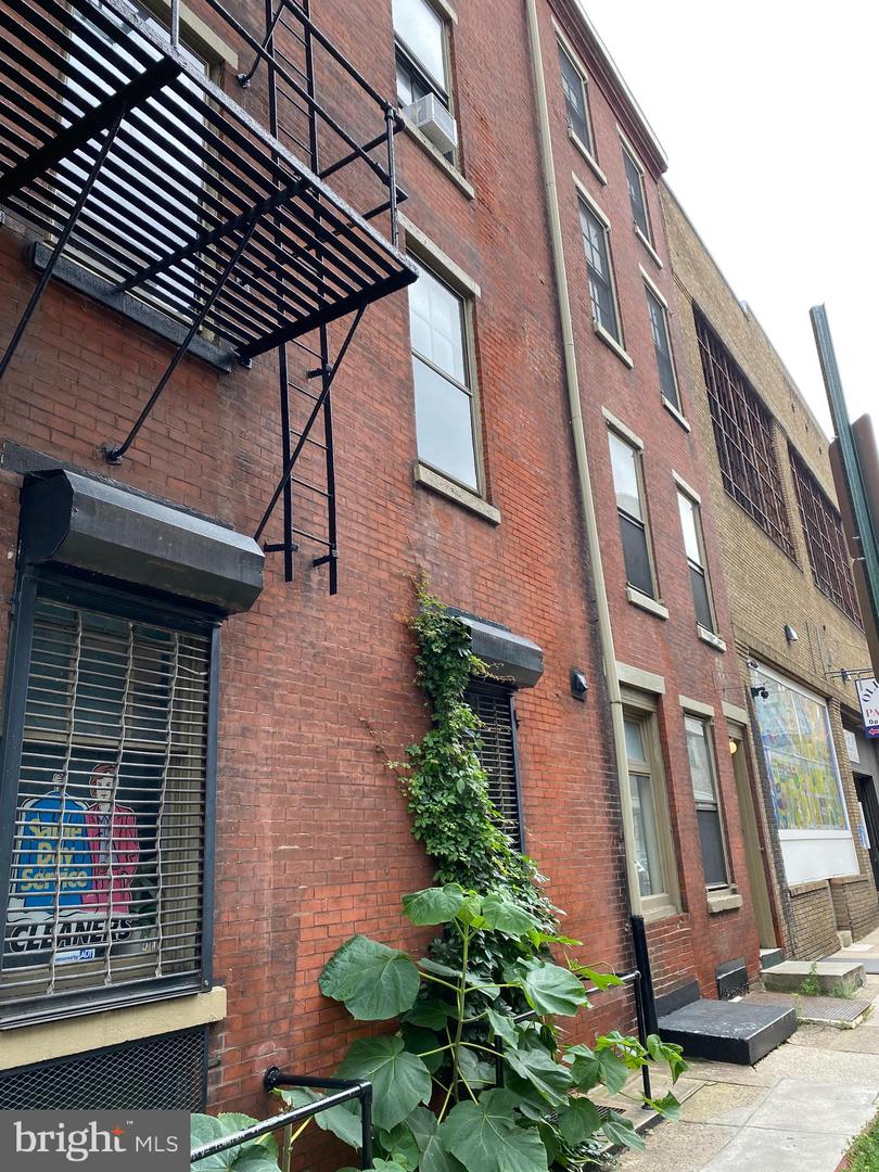 302 RACE STREET Unit: 2