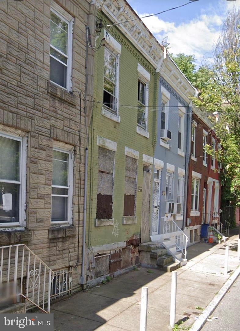 2538 W Sergeant STREET