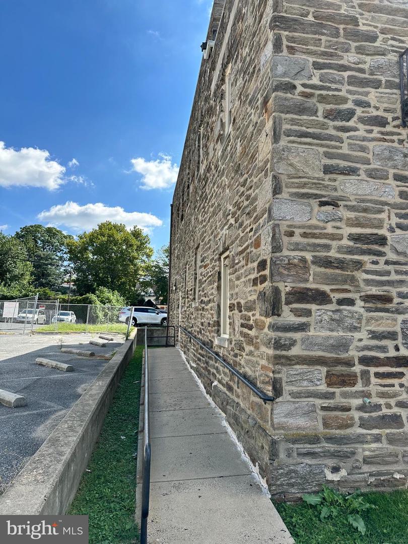 228 W Chelten AVENUE Unit: 2