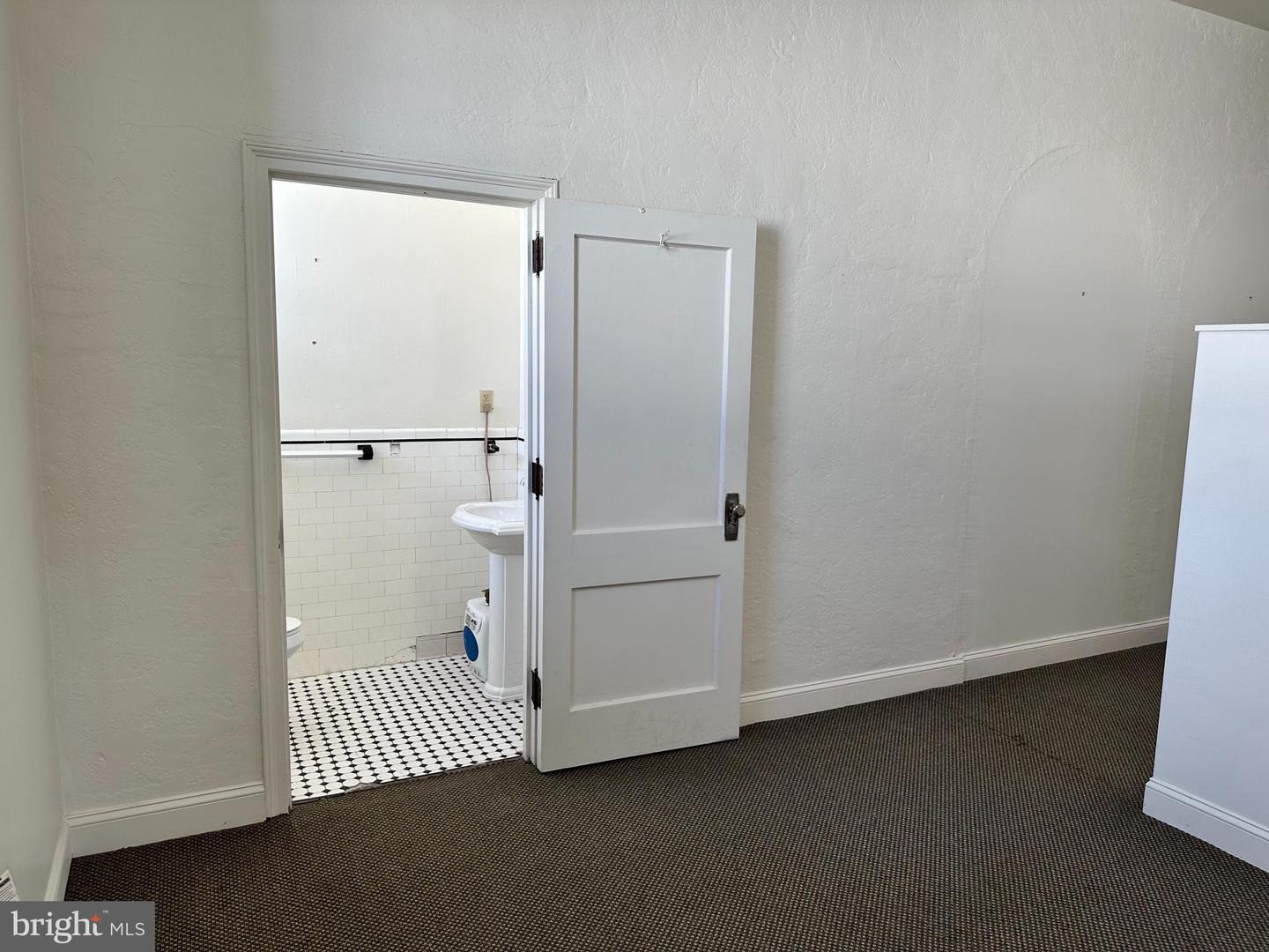 228 W Chelten AVENUE Unit: 2