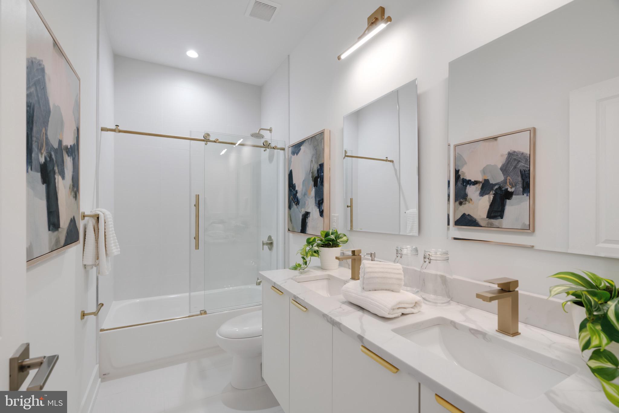 119 Greenwich St #11