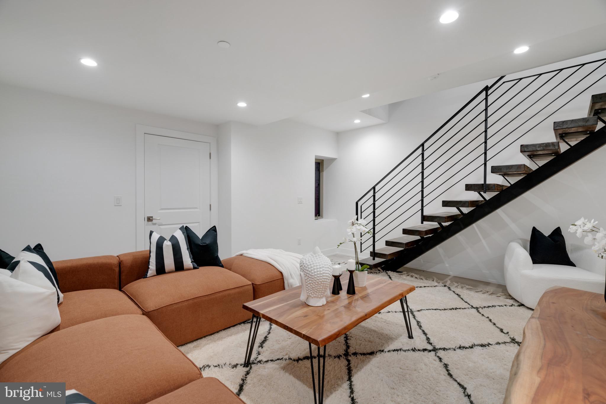 119 Greenwich St #11