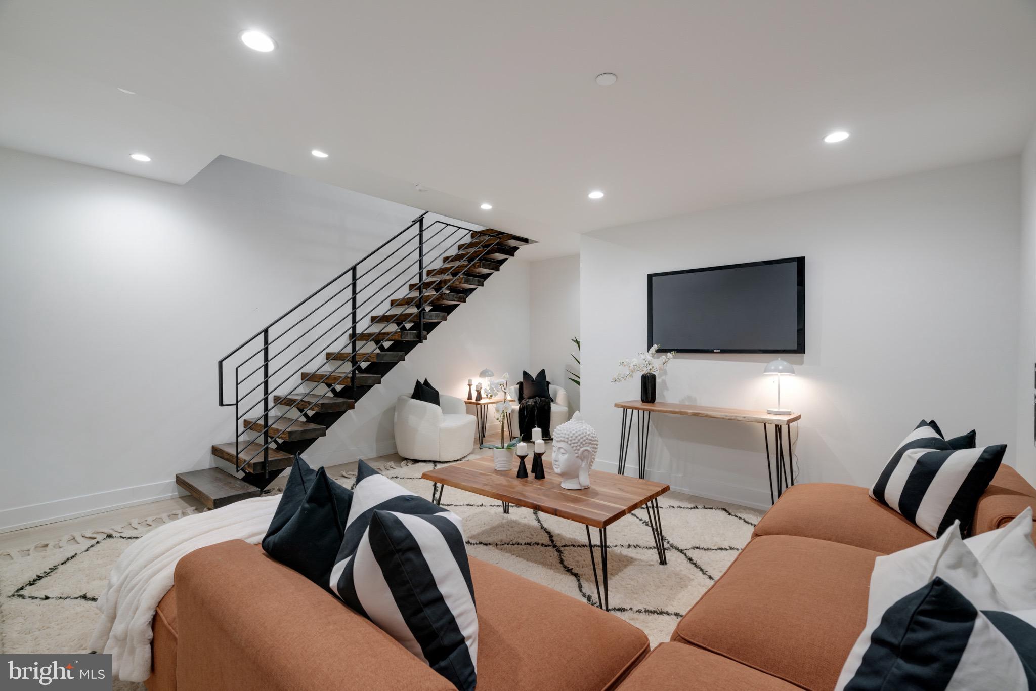 119 Greenwich St #11