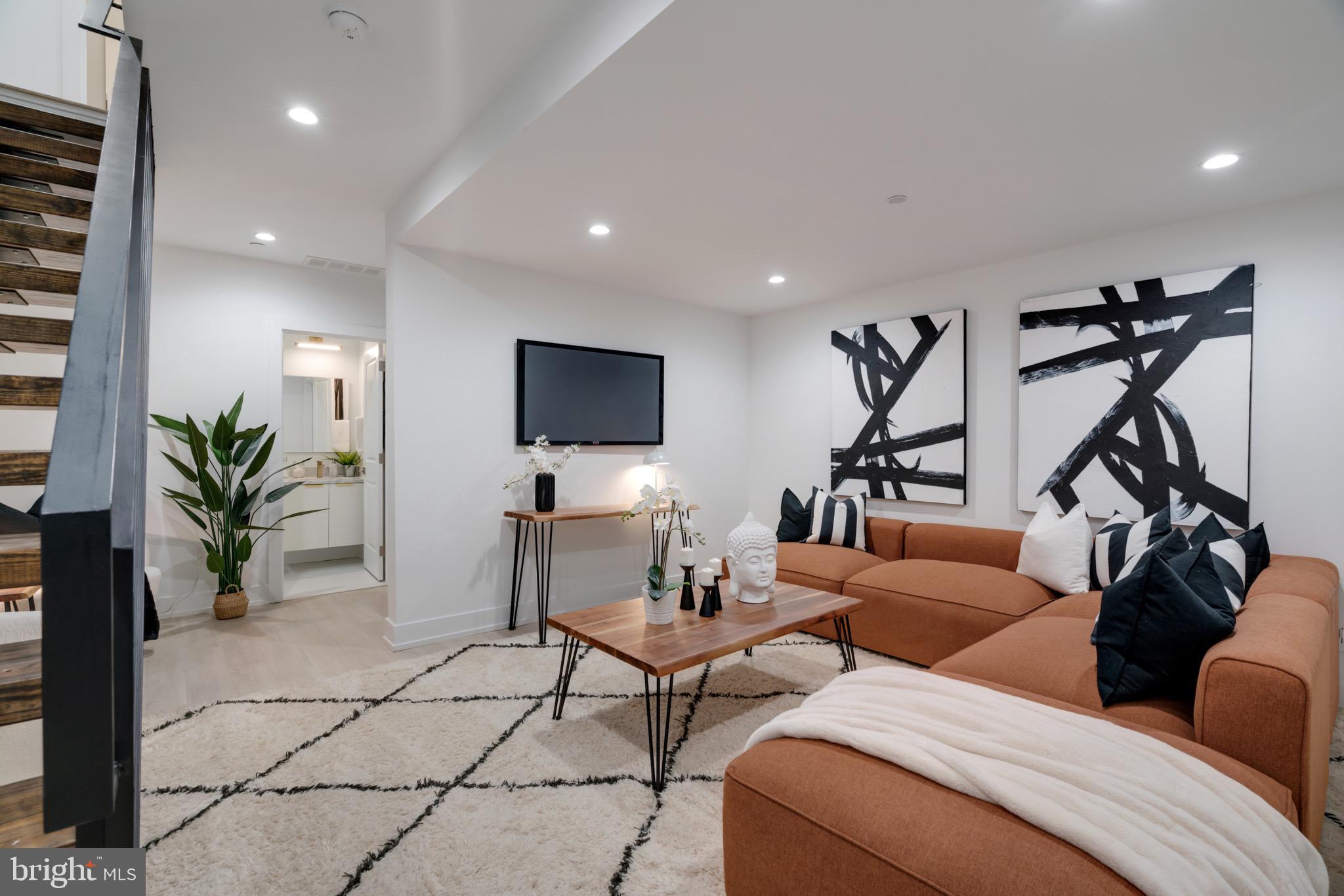 119 Greenwich St #11