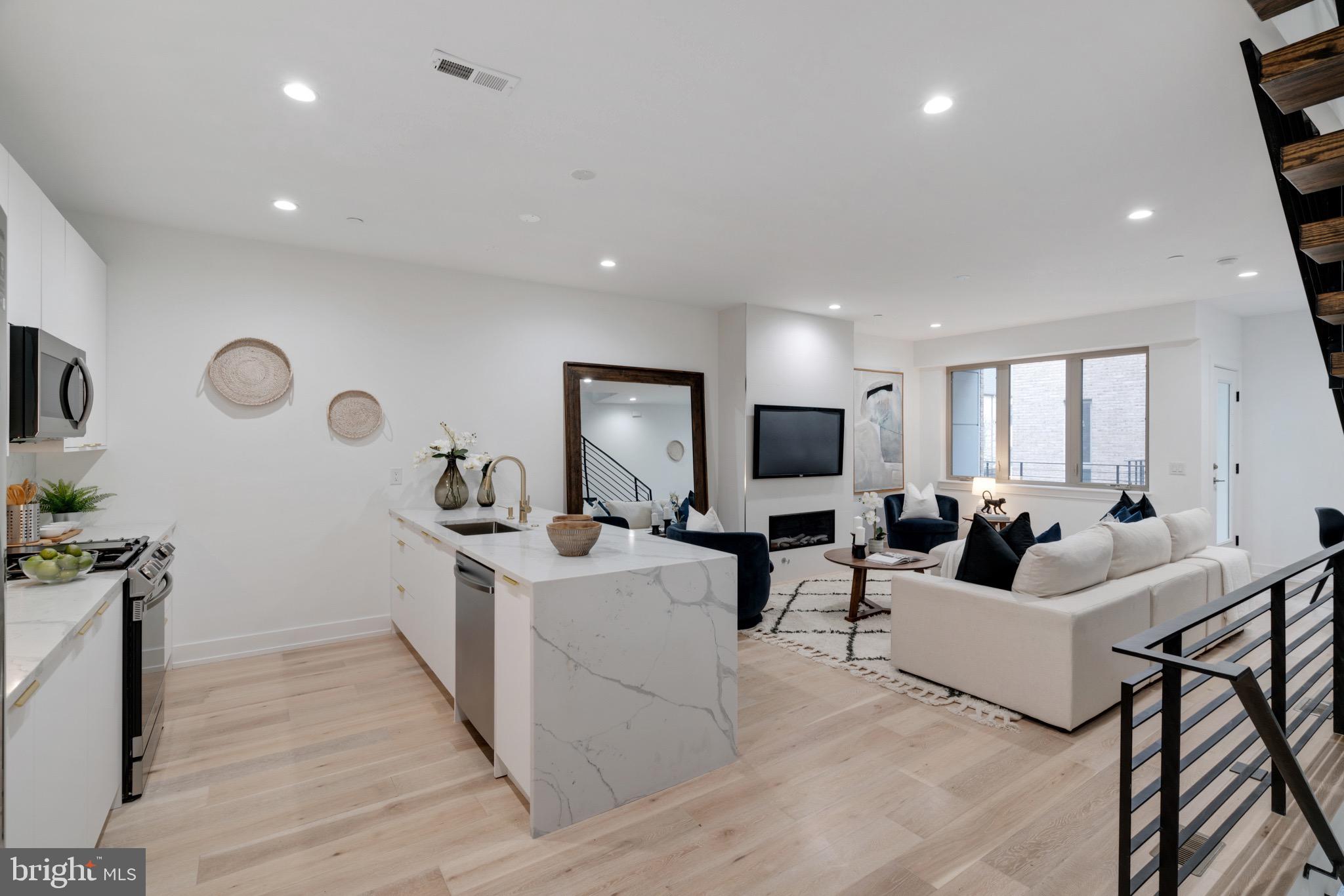 119 Greenwich St #11