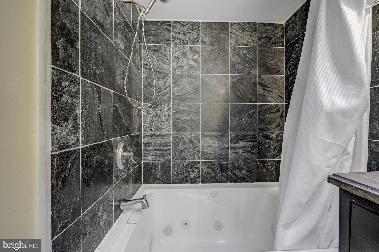 2125 Devereaux AVENUE