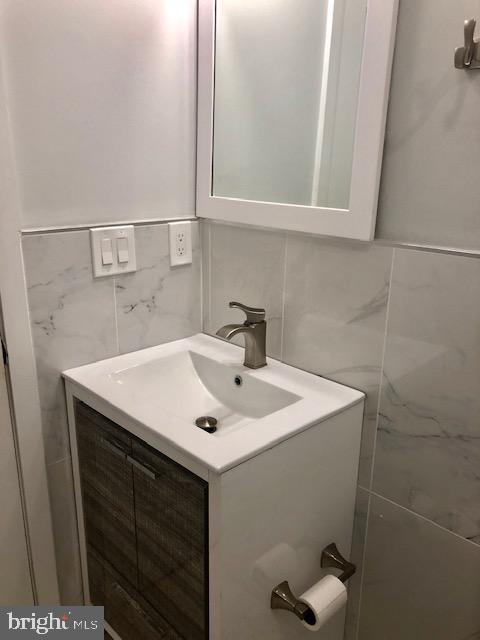 2562 Frankford AVENUE Unit: 1R