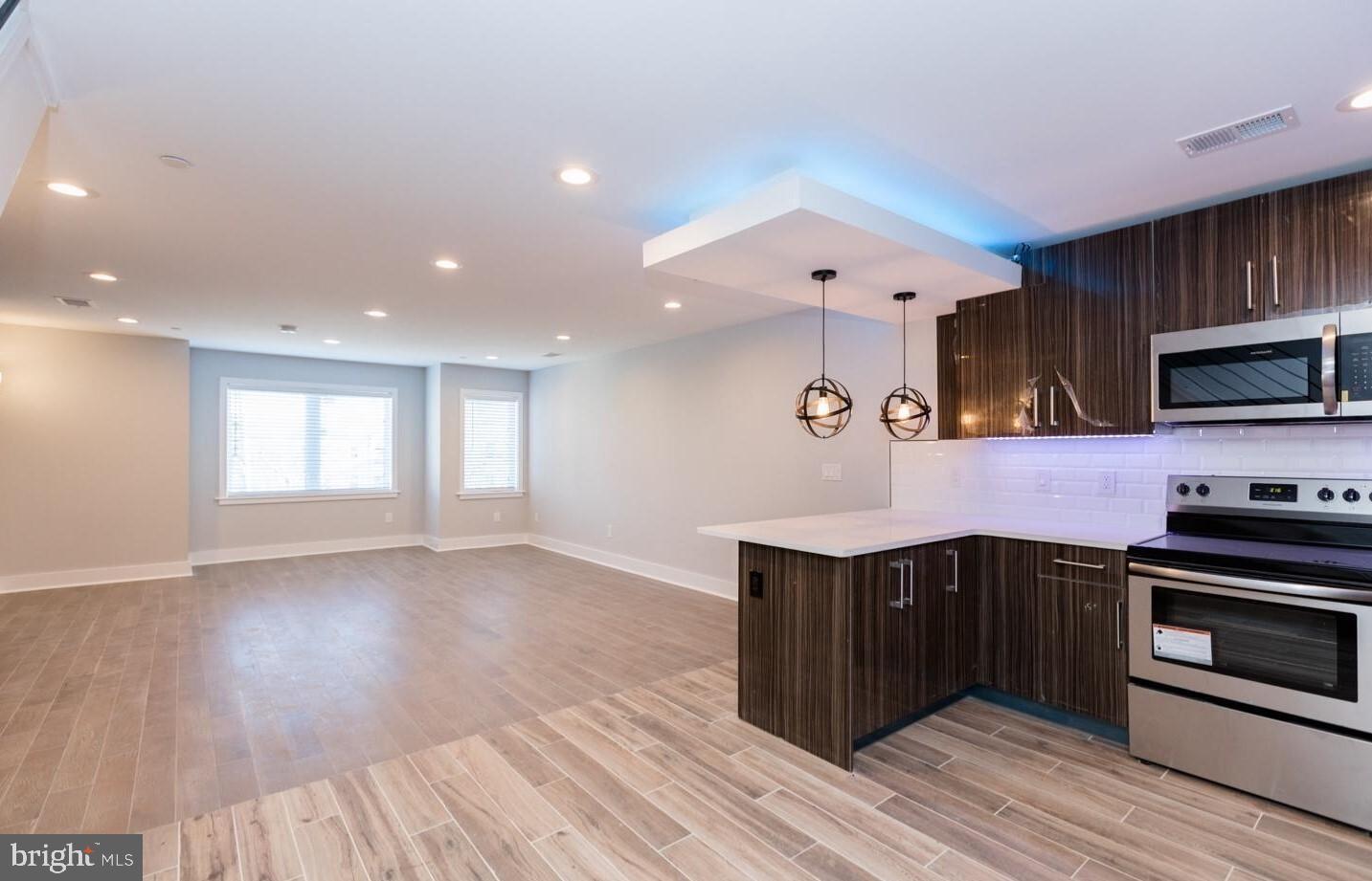 2564 Frankford AVENUE Unit: 3R