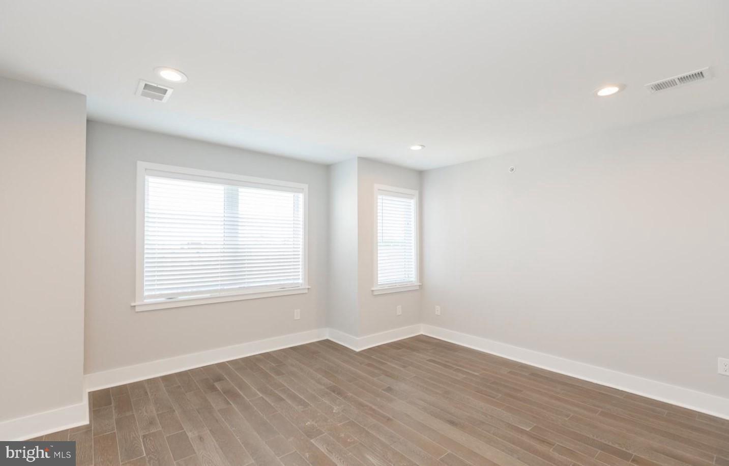 2564 Frankford AVENUE Unit: 3R