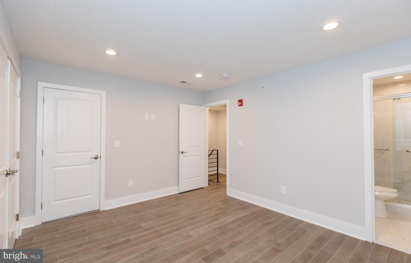 2564 Frankford AVENUE Unit: 3R