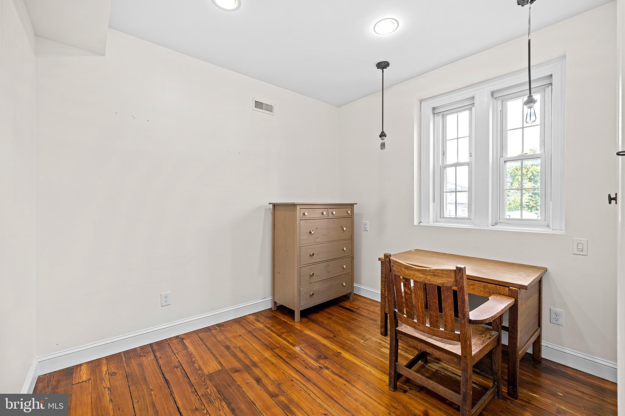 1036-38 Crease STREET