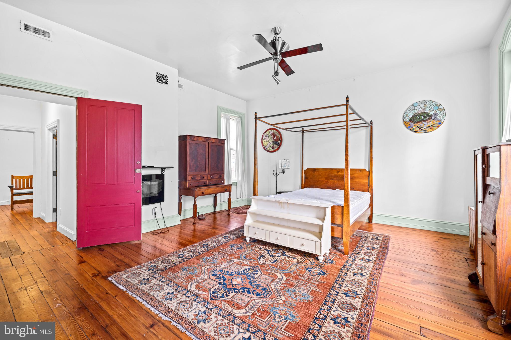 1036-38 Crease STREET