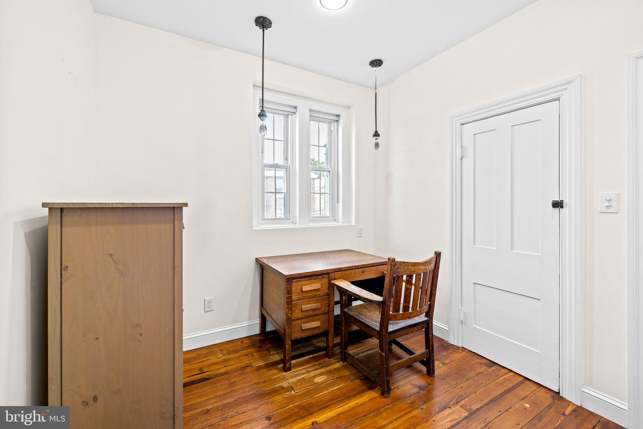 1036-38 Crease STREET