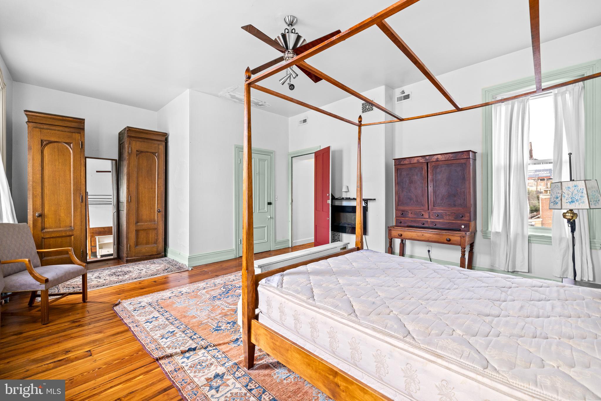 1036-38 Crease STREET