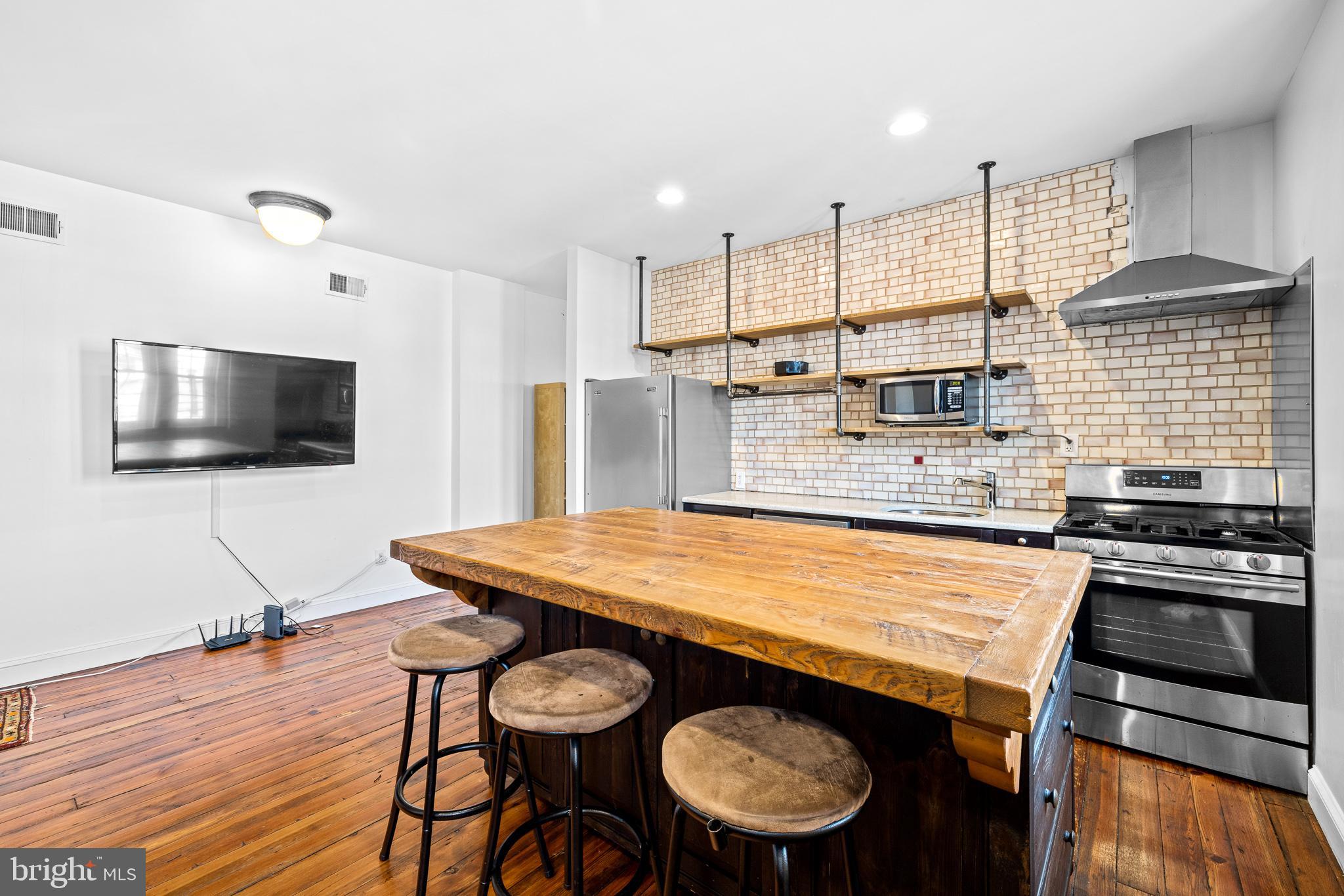 1036-38 Crease STREET