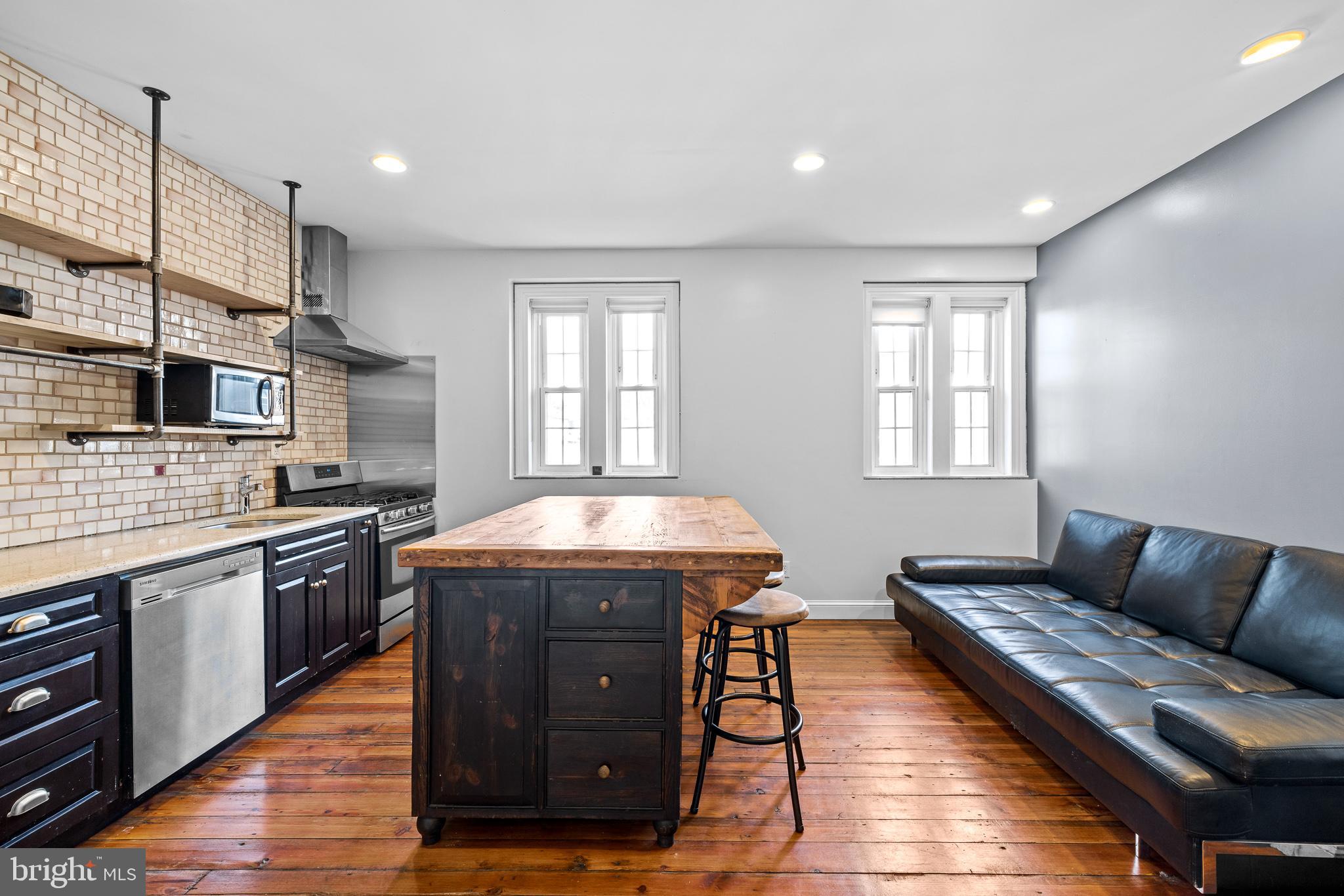 1036-38 Crease STREET