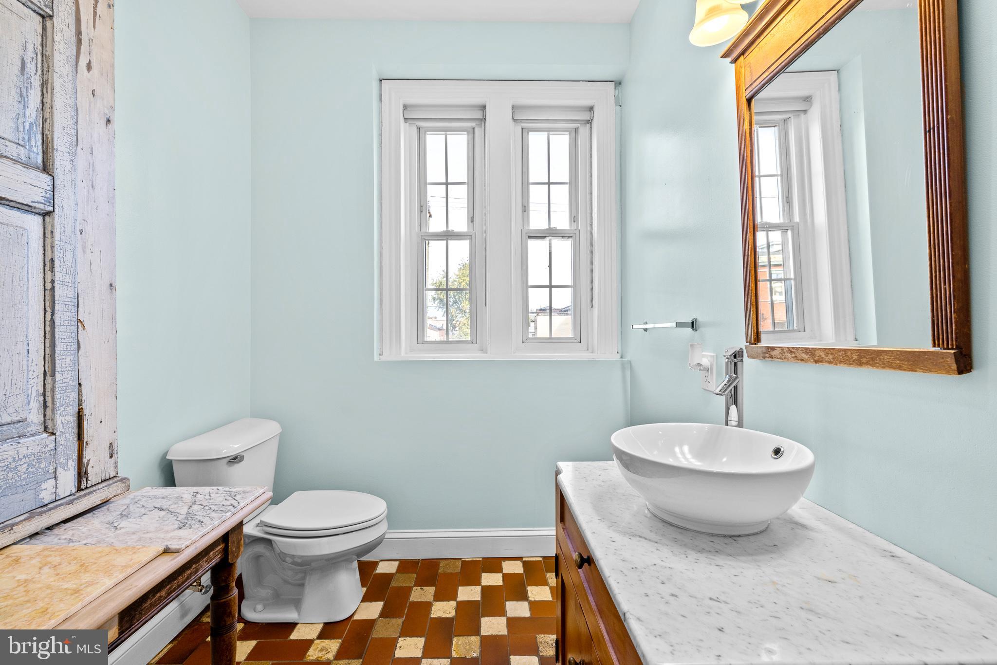 1036-38 Crease STREET