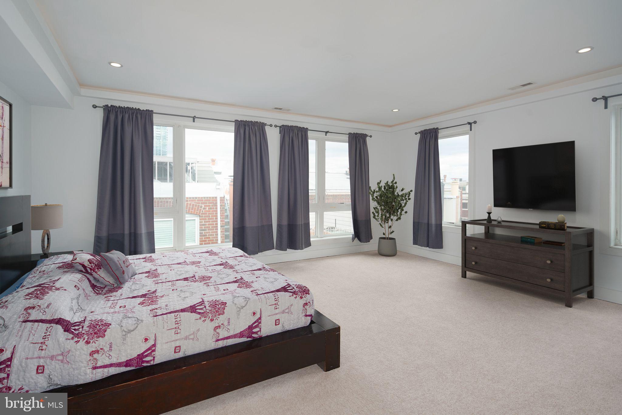 110-112 NAUDAIN ST #4