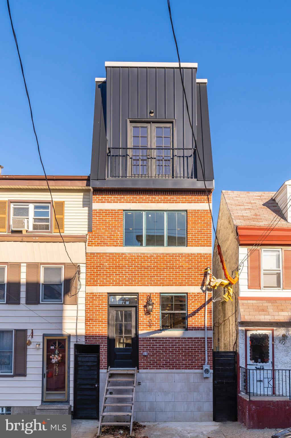 709 E Thompson St