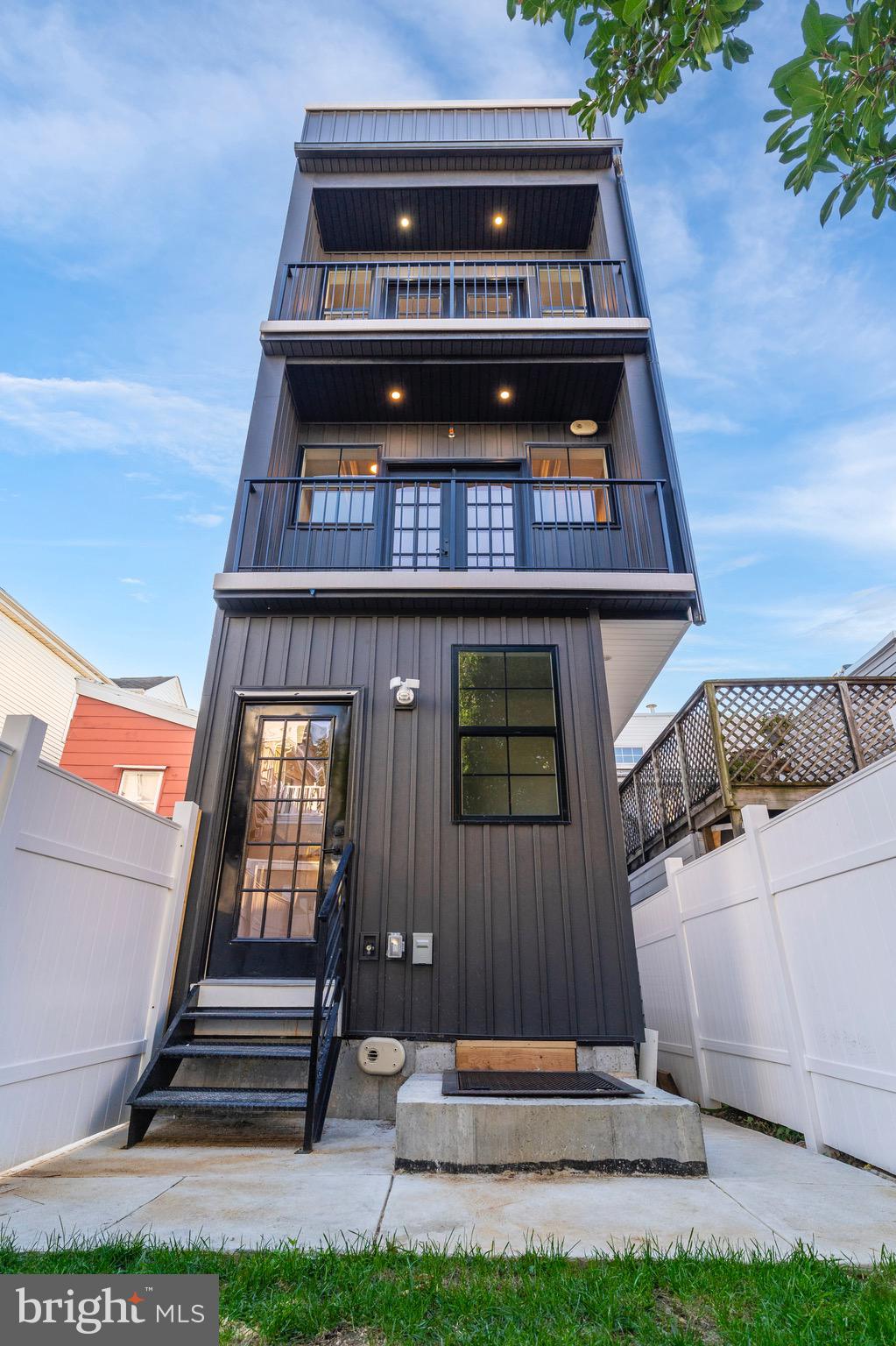 709 E Thompson St