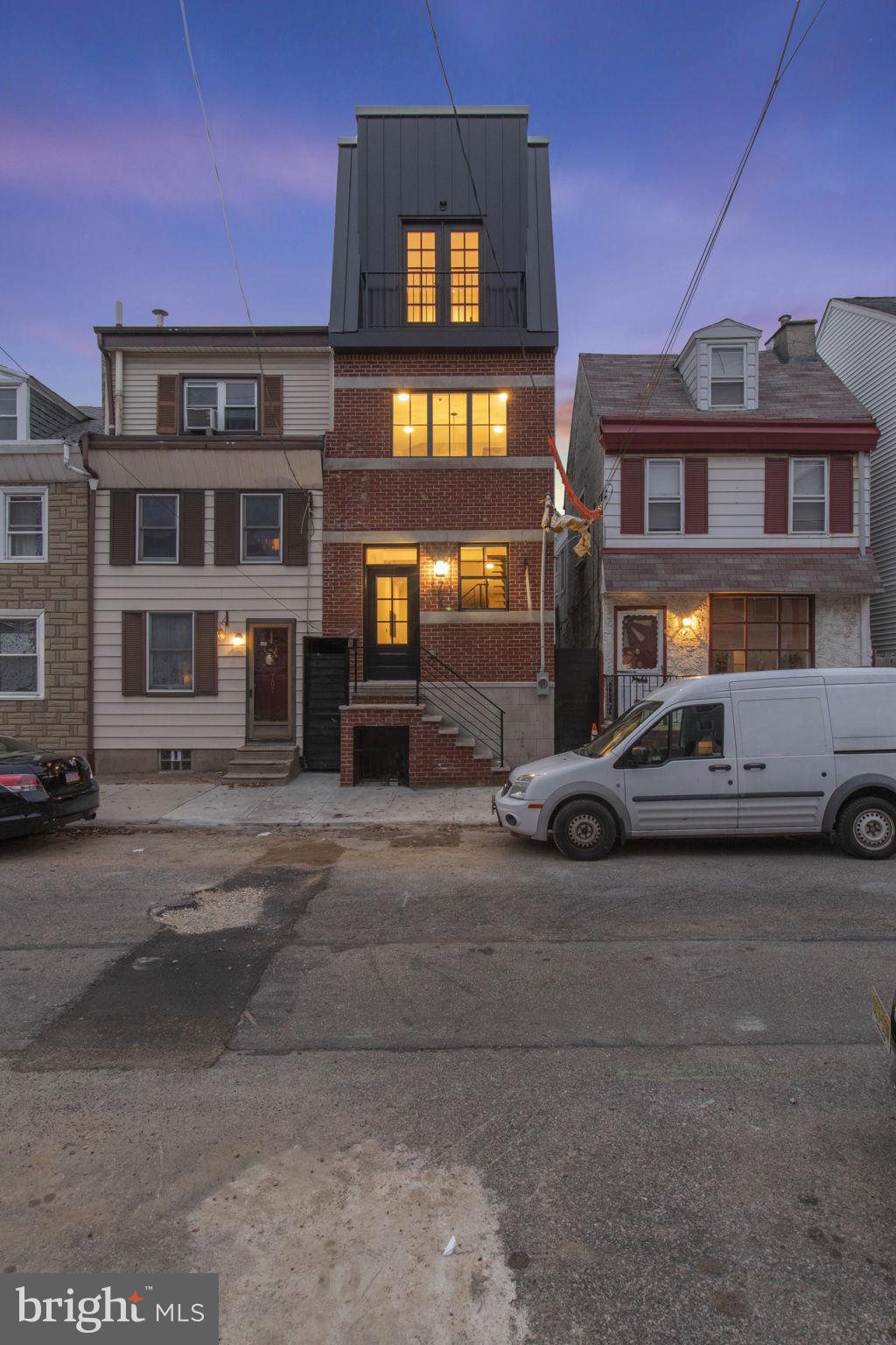 709 E Thompson St