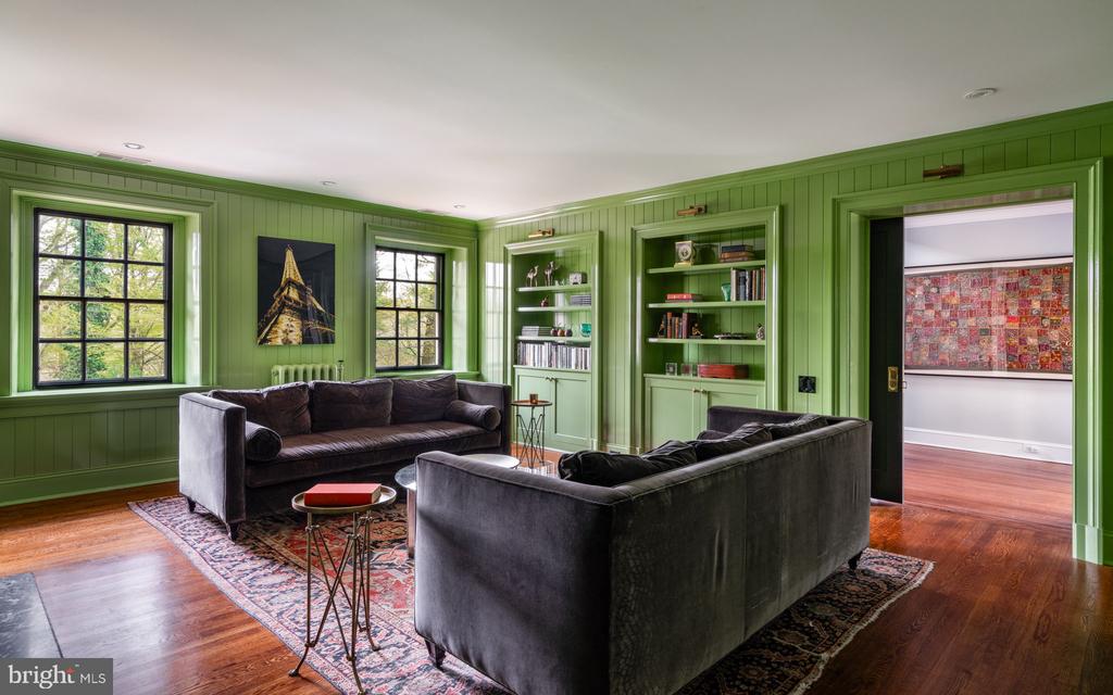104 W Mermaid Lane