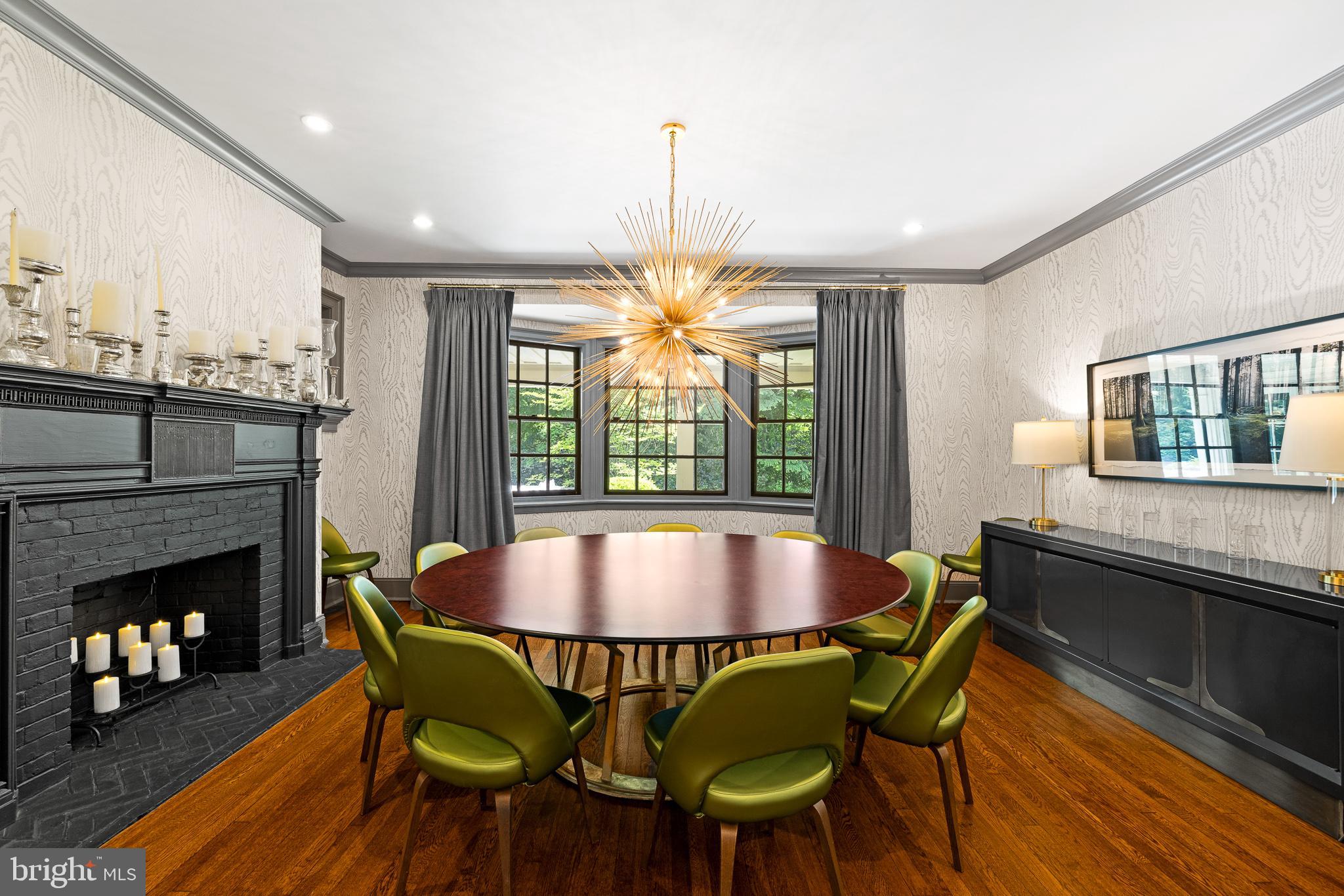 104 W Mermaid Lane