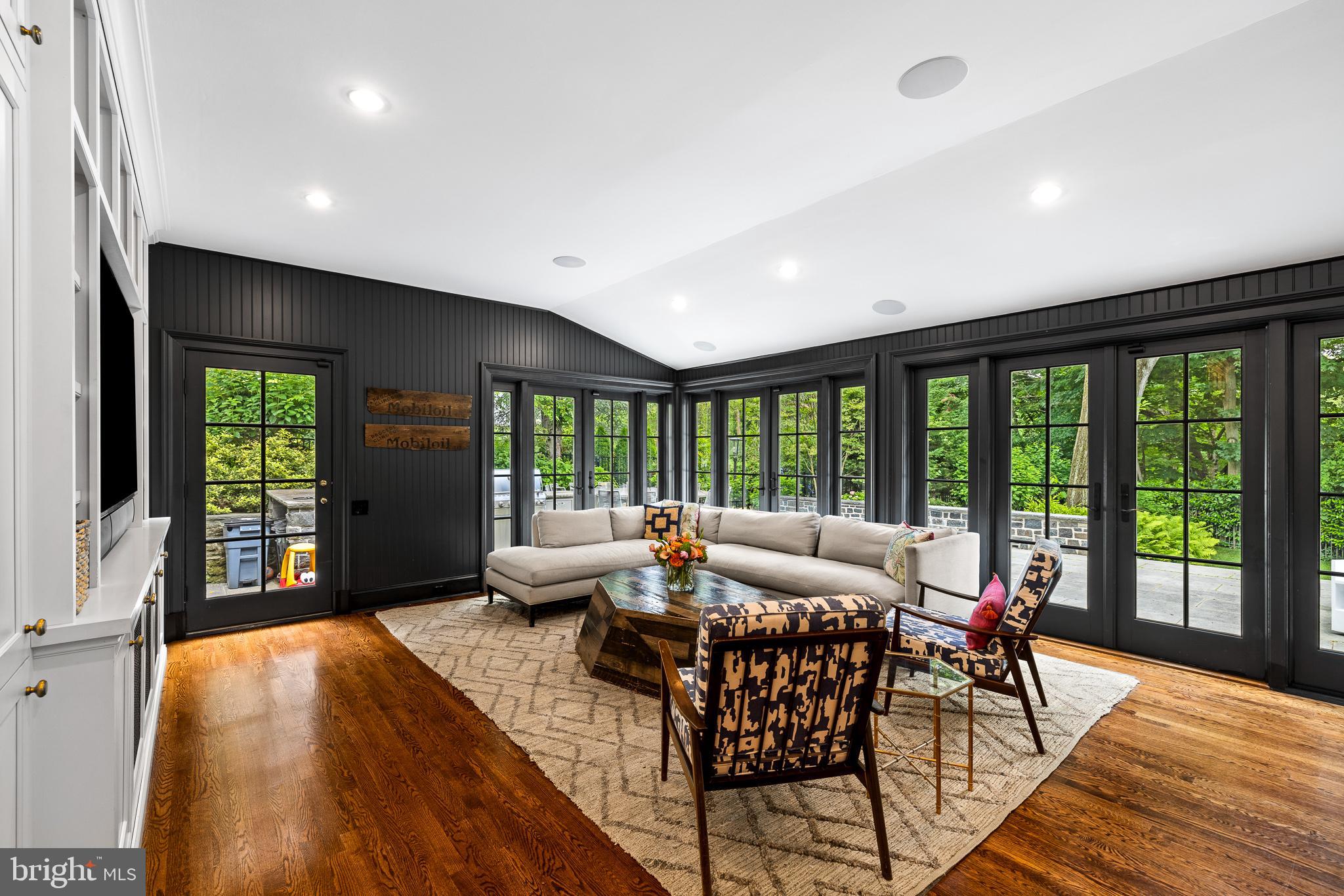 104 W Mermaid Lane