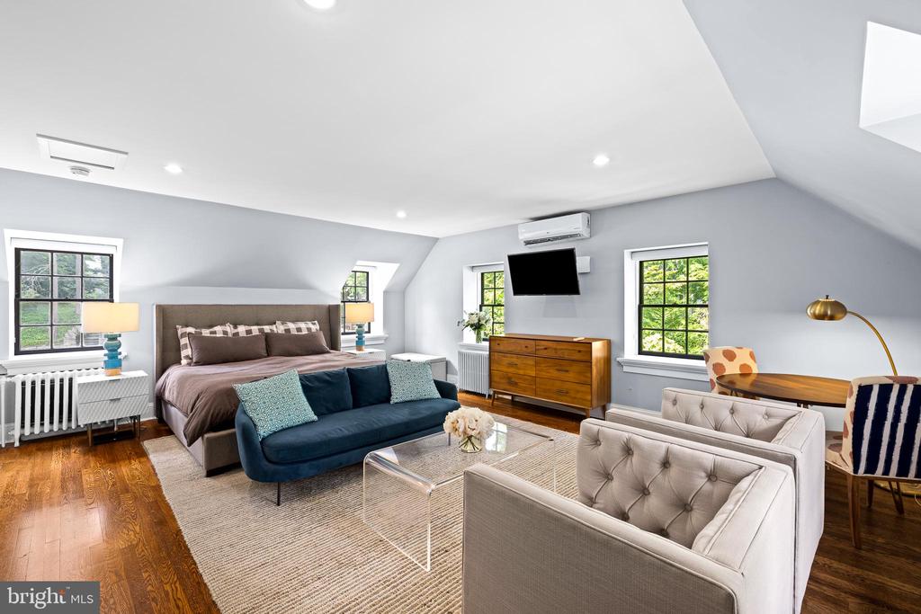 104 W Mermaid Lane
