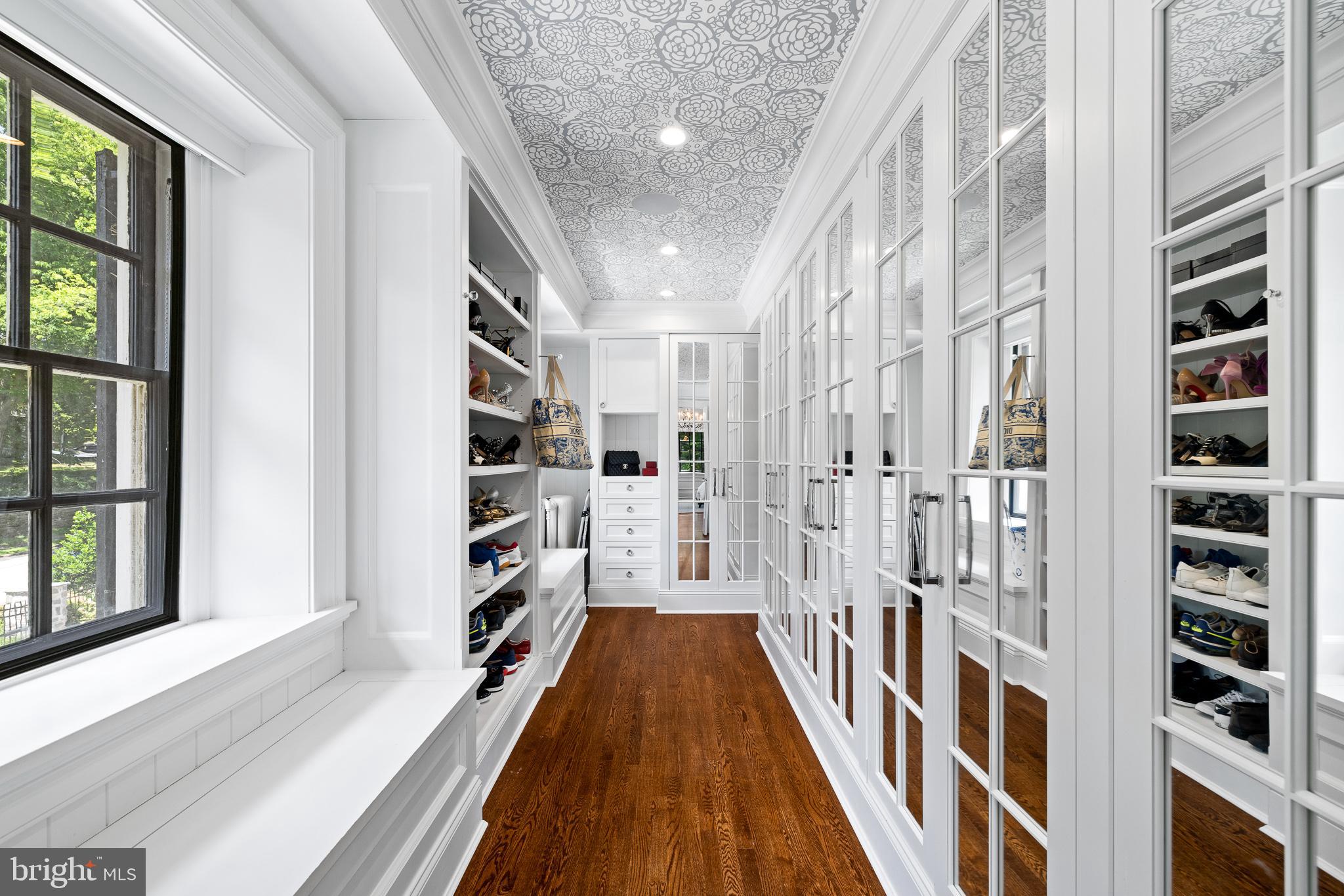 104 W Mermaid Lane