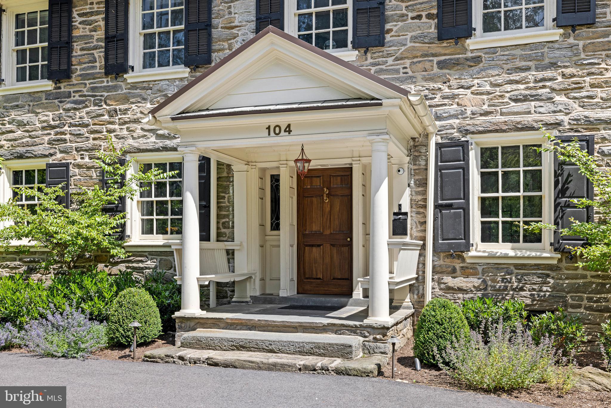 104 W Mermaid Lane