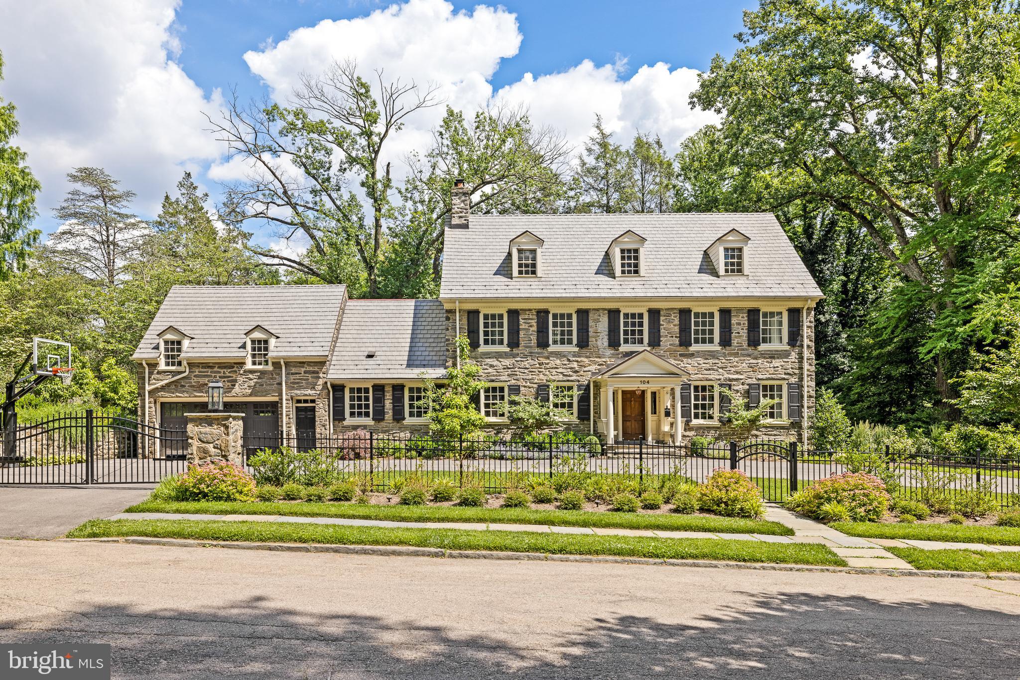 104 W Mermaid Lane