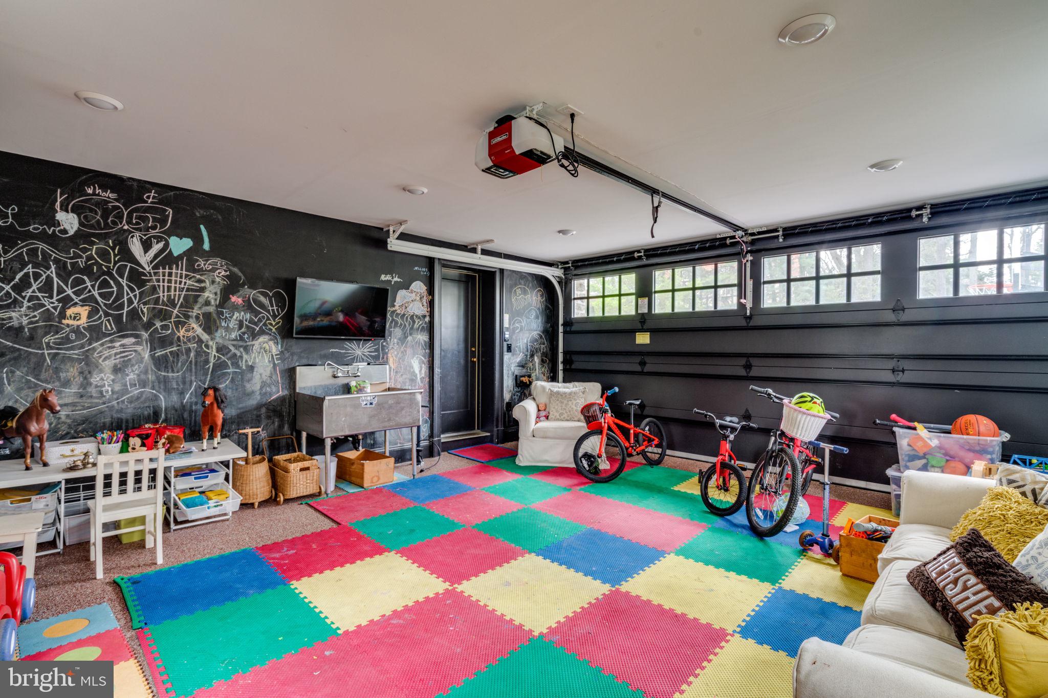 104 W Mermaid Lane