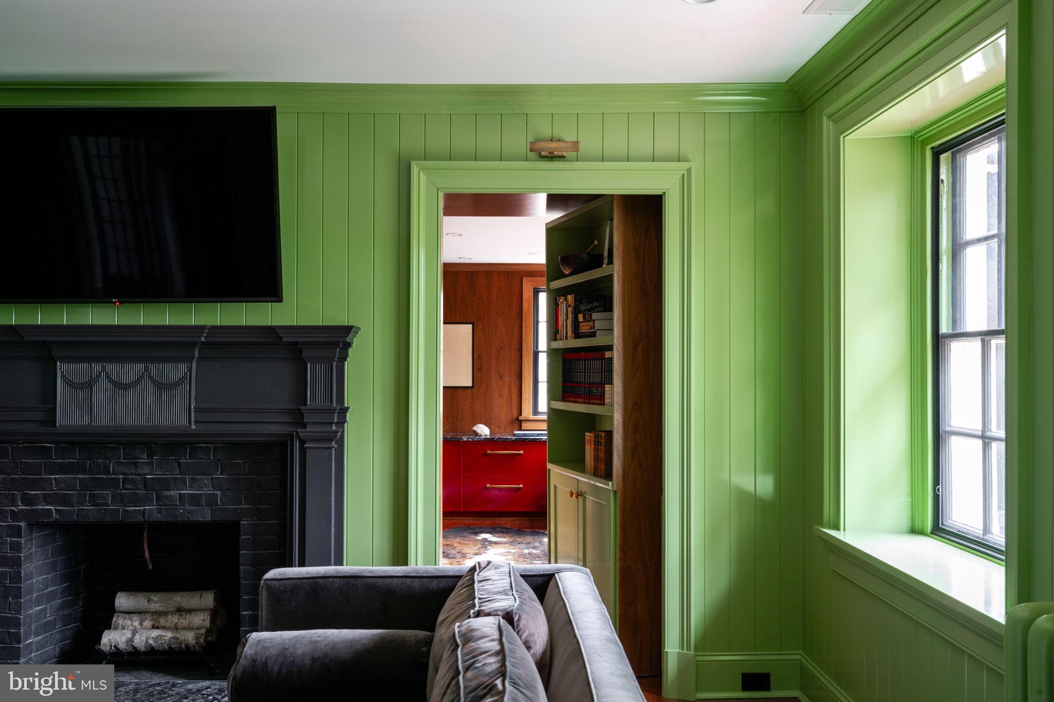104 W Mermaid Lane