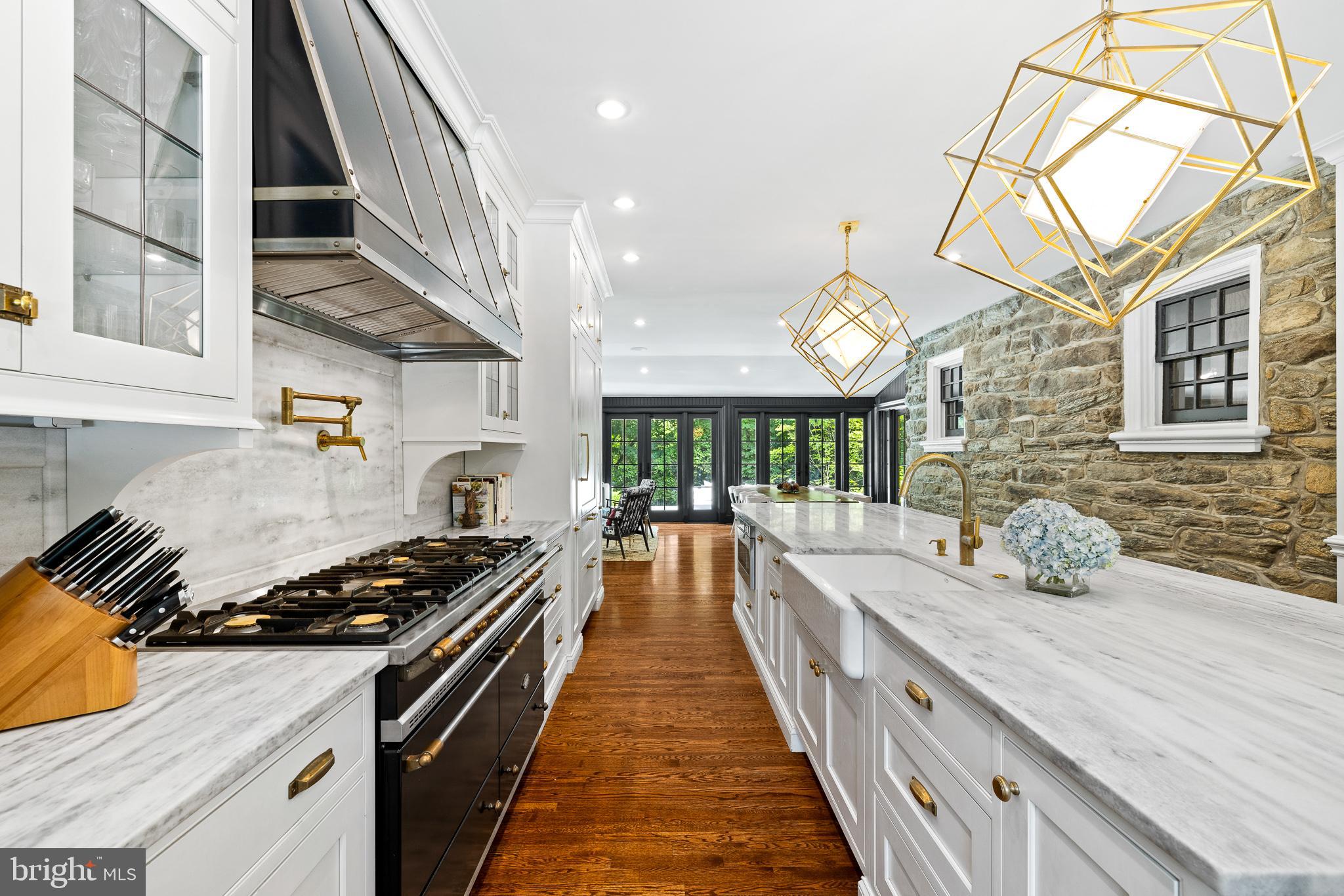 104 W Mermaid Lane