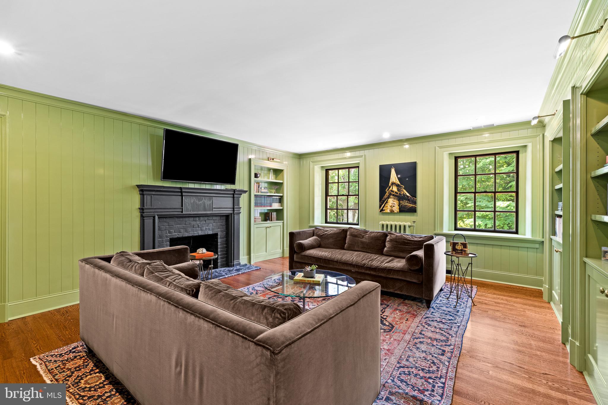 104 W Mermaid Lane
