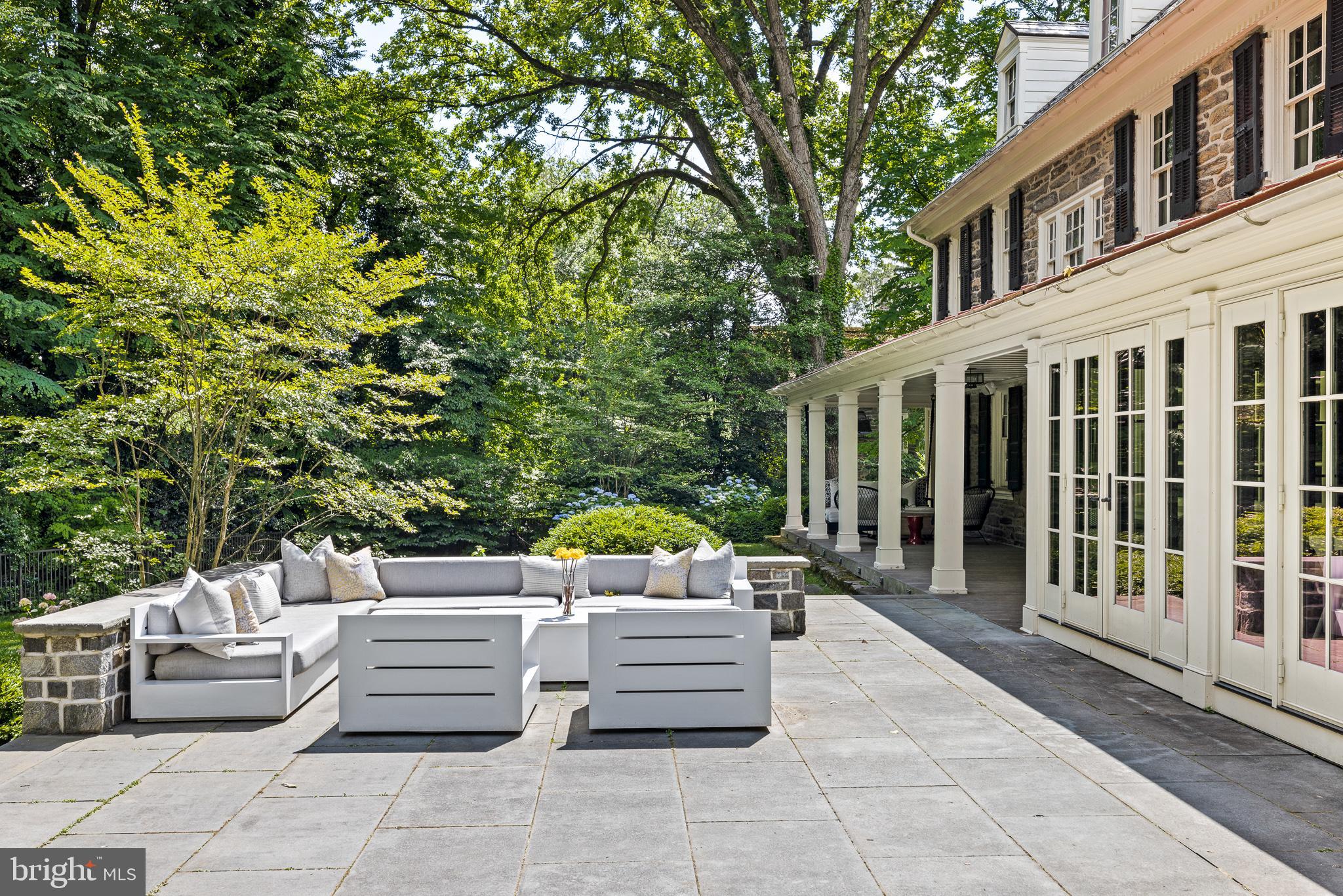104 W Mermaid Lane