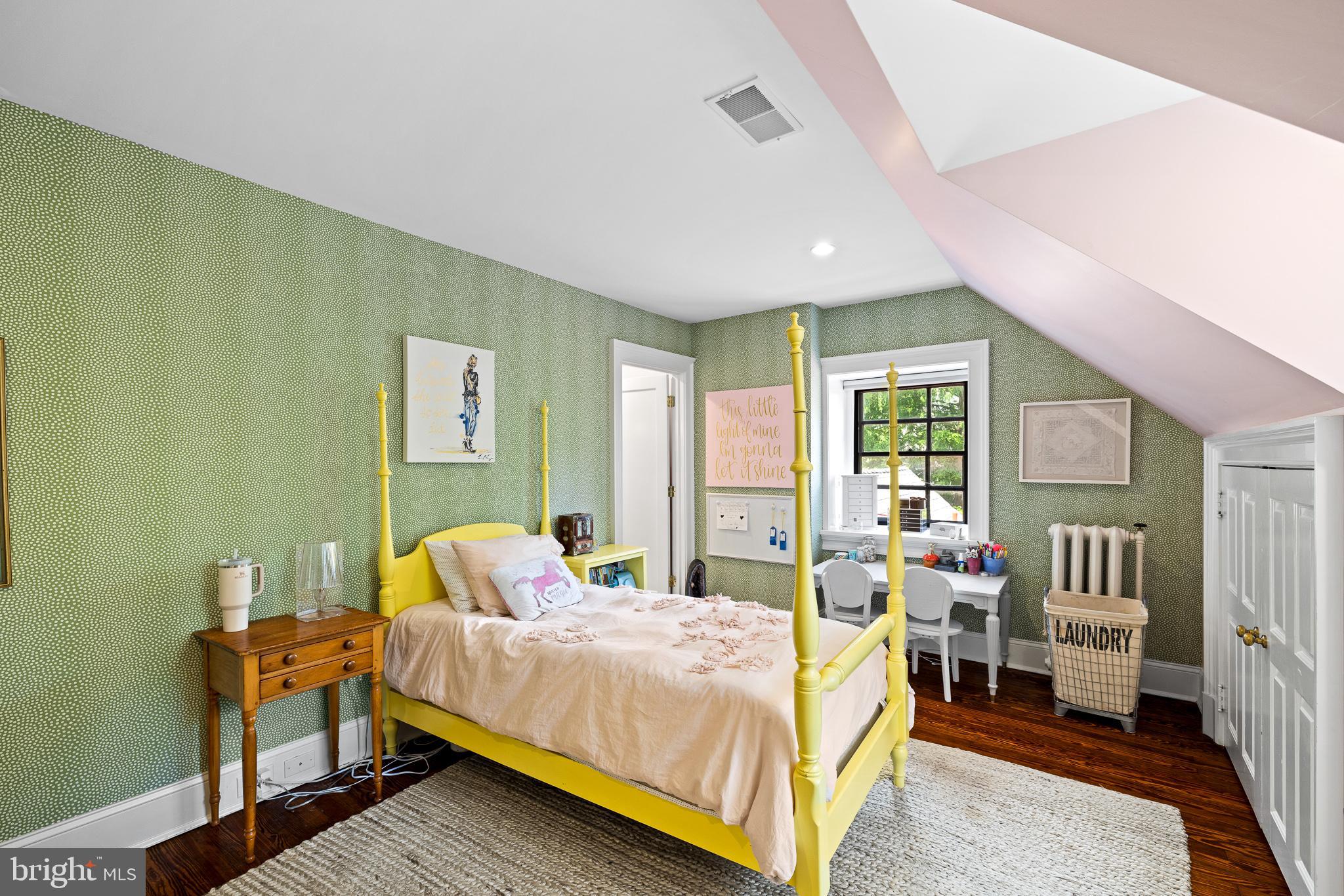 104 W Mermaid Lane