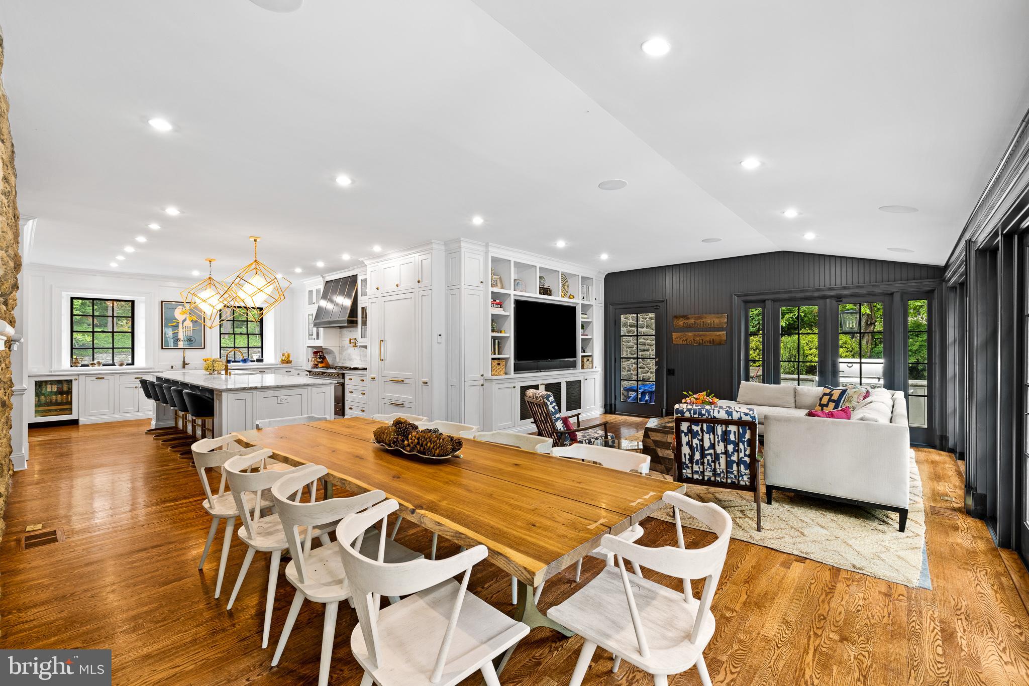 104 W Mermaid Lane