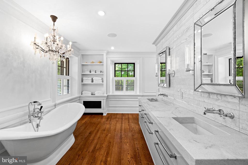 104 W Mermaid Lane