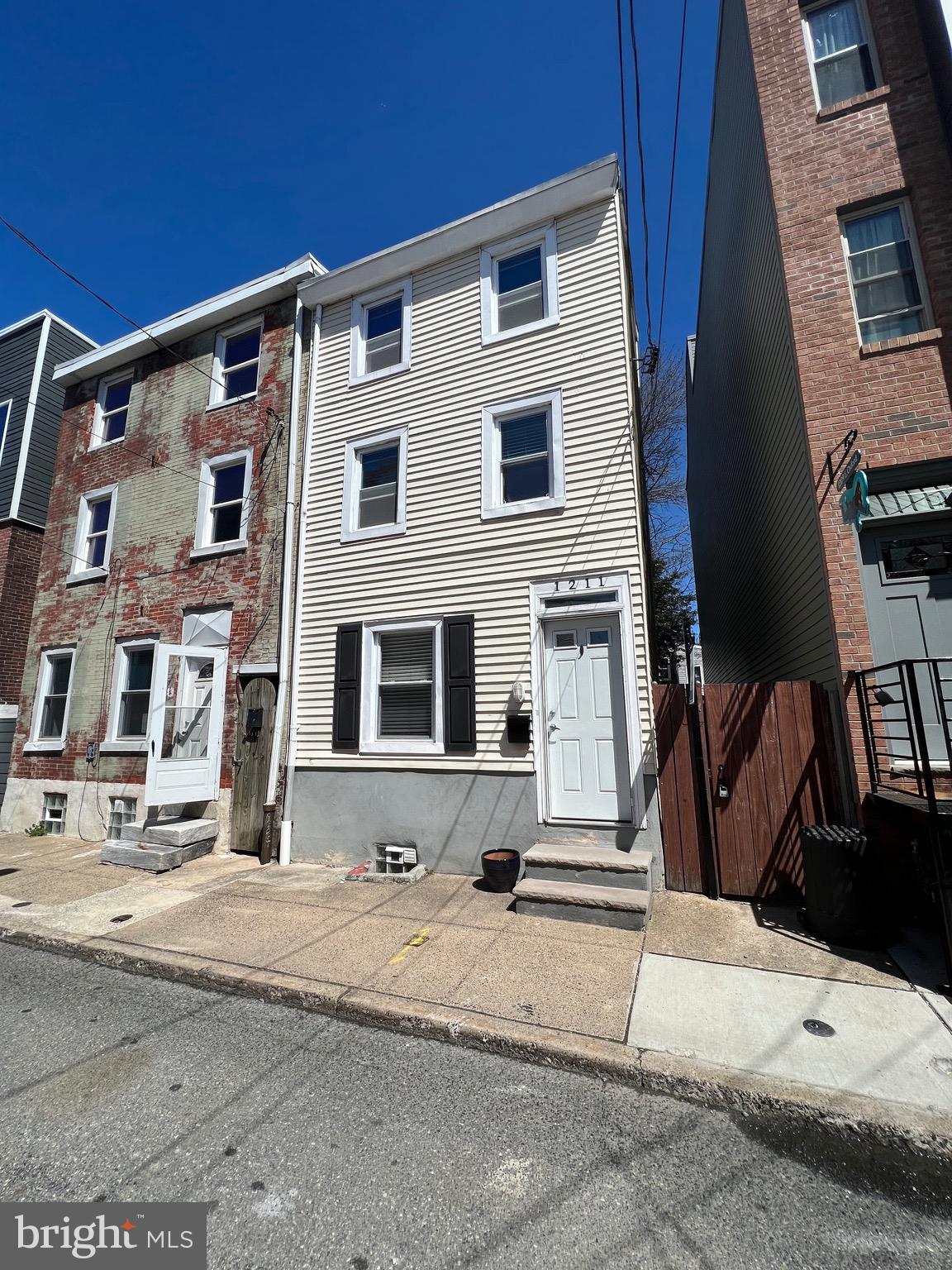 1211 E Oxford St